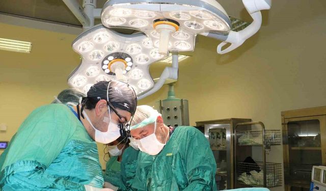 Hasta kadının karnından 15 kilo tümör çıkarıldı