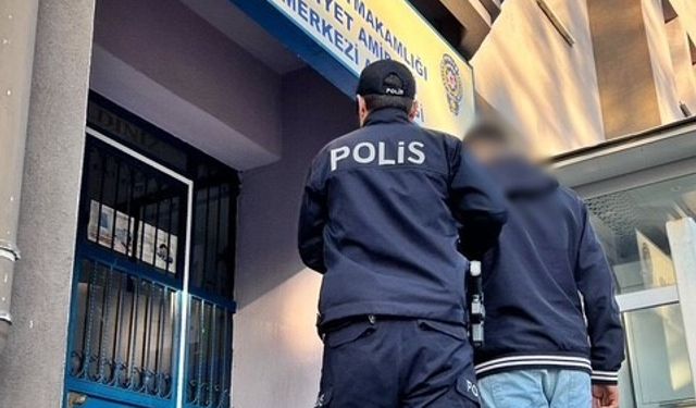 Hırsızlık suçundan aranan şahsı polis yakaladı