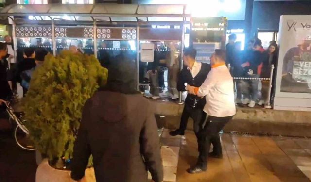 İki grubun kavgasını ayırmaya gelen esnaf da kavgaya dahil oldu: 1 yaralı
