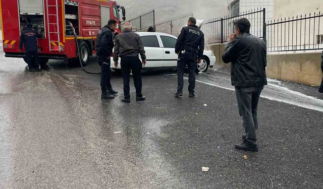 Kahramanmaraş’ta park halindeki otomobil alev aldı