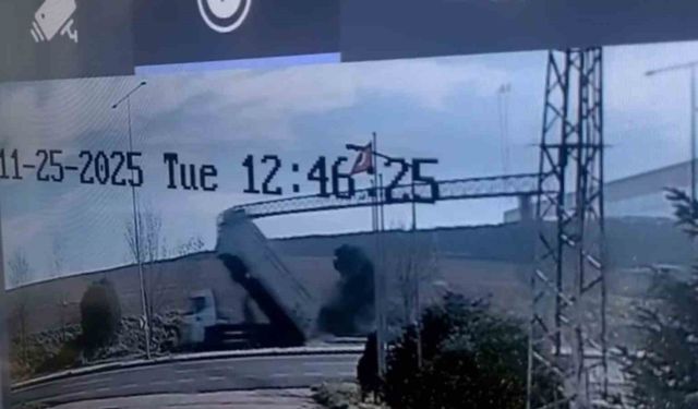 Kamyonun açılan damperi direkleri yıktı, o anlar kameraya yansıdı