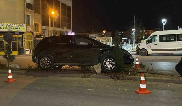 Karaman’da kontrolden çıkan otomobil refüje çıktı