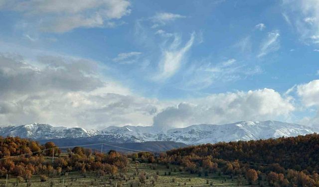 Karla kaplı dağlar sonbaharın renkleriyle buluştu