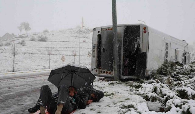 Kaza sonrası sağlık ekiplerini şemsiye ile yatarak bekledi