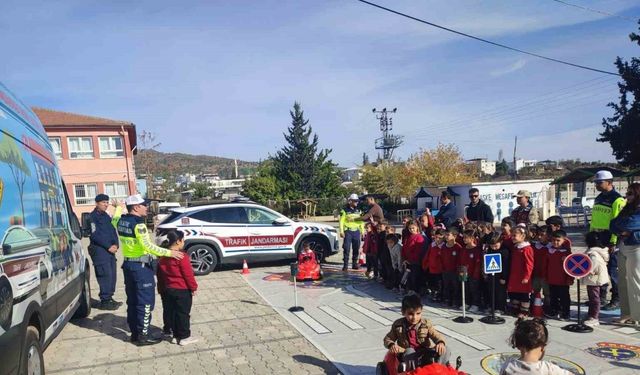 Kilis’te öğrencilere ‘Mobil Trafik Aracı’ ile trafik eğitimi verildi