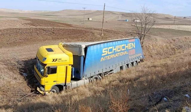 Kırıkkale’de tır devrildi: 1 yaralı