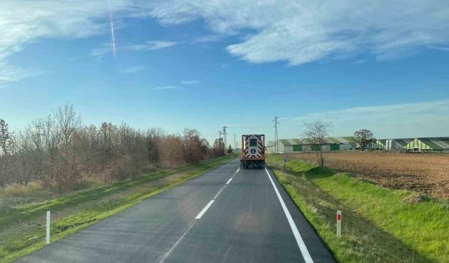 Kırklareli’nde köy yolları sıcak asfaltla yenileniyor