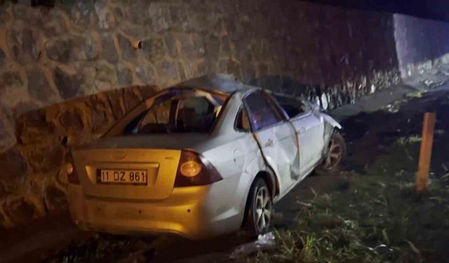 Kontrolden çıkan otomobil istinat duvarına çarptı: 2 yaralı