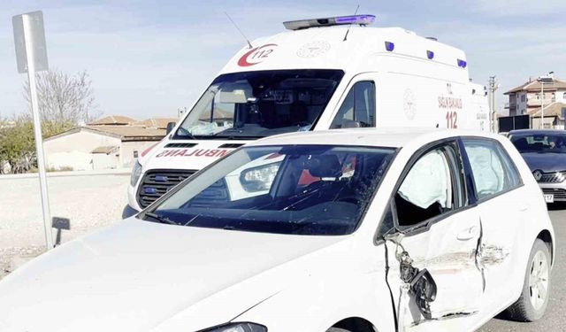 Kontrolden çıkan otomobil karşı şeride geçip araca çarptı: 1 yaralı