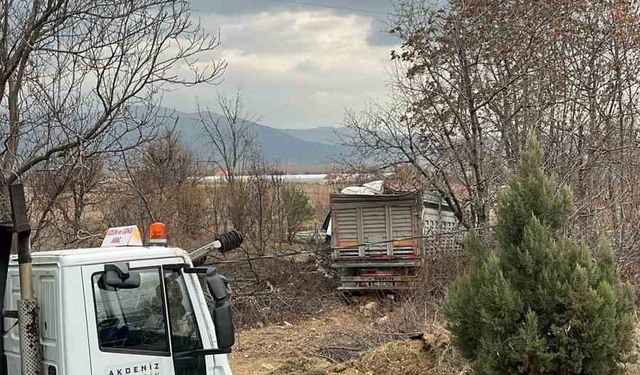 Kontrolden çıkan tır bariyerlere ve elektrik direğine çarparak tarlaya savruldu: 1 yaralı