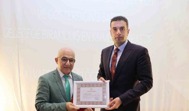 Kültür aşığı öğretmen üstün şeref belgesiyle onurlandırıldı