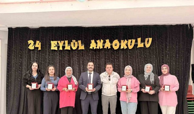 Mahalle muhtarından öğretmenlere plaketli kutlama