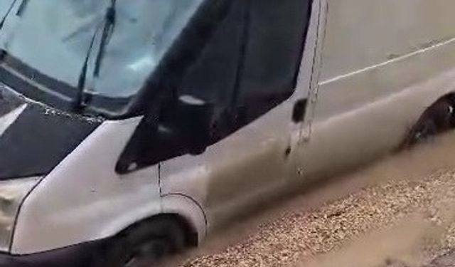 Minibüs çöken yolda mahsur kaldı