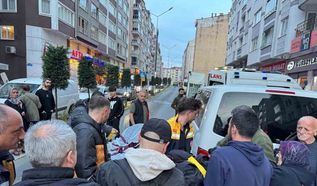 Minibüsün açılan kapısına çarpan motosikletli savruldu: 1 yaralı