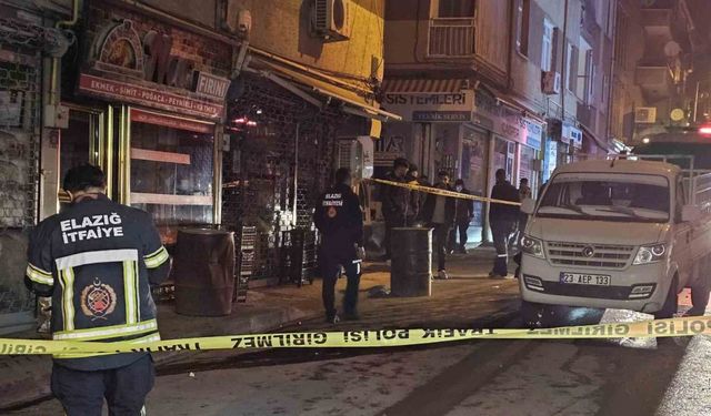 Motosikletin çarptığı pikabın yakıt deposu delindi: Yol trafiğe kapatıldı