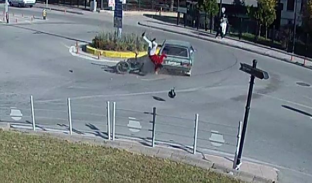 Motosikletli havada takla attı, ilk yaptığı şey fırlayan ayakkabısını giymek oldu