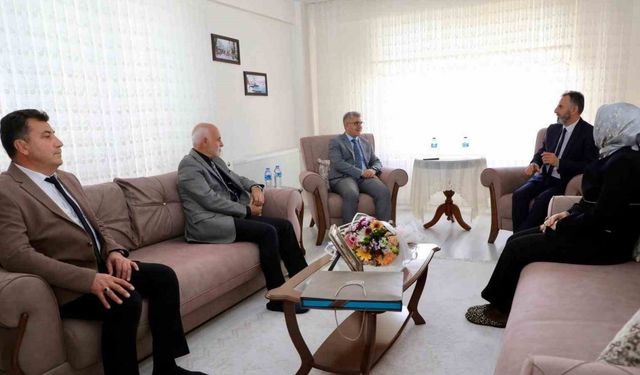 Niğde’de Vali Çelik’ten emekli öğretmene anlamlı ziyaret