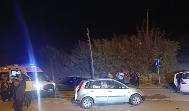 Otomobiller çarpıştı: 3 yaralı