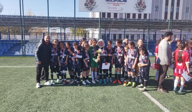 Özalplı kız futbol takımı il birincisi oldu