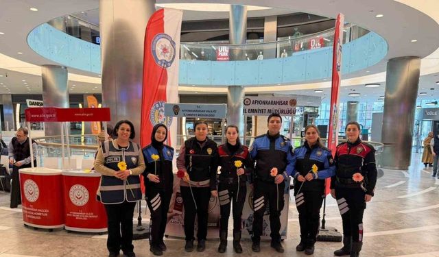 Polis kadına şiddetle mücadeleyi açtıkları stant ile anlattı