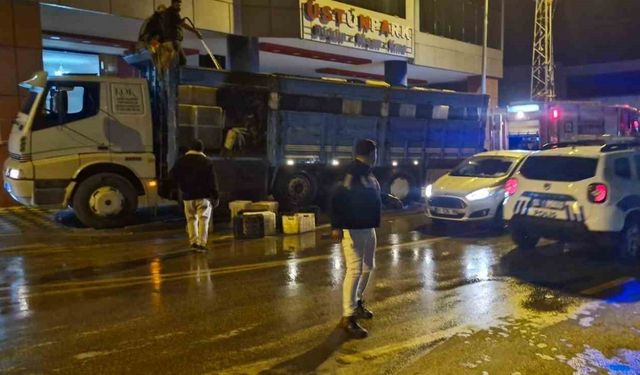 Seyir halindeki kamyonun kasası alev aldı