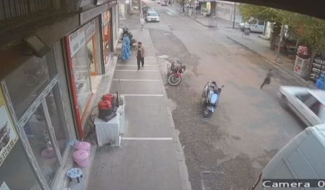 Siverek’te otomobilin çarptığı çocuk, ayağa kalkarak kaçtı