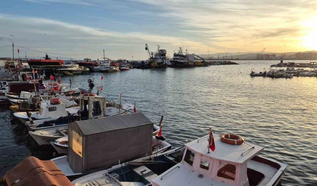 Tekirdağ’da lodos fırtınası balıkçıları denize çıkartmadı