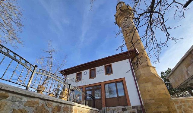 Tekke Arapdede Camii asırlık tarihiyle ziyaretçilere ve cemaate kapısını açıyor
