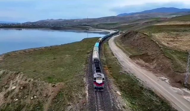 Van-İran seferi yapan yük treni Erçek Gölü kıyısında kartpostallık görüntüler oluşturuyor