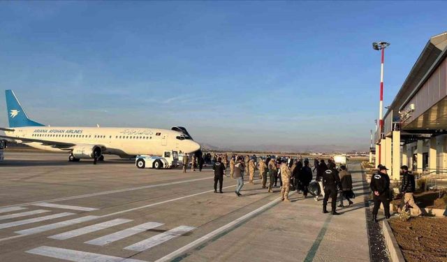 Van’da 300 düzensiz göçmen ülkelerine geri gönderildi