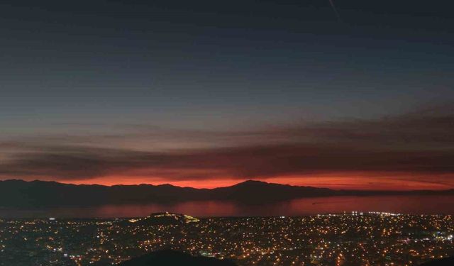 Van’da büyüleyici günbatımı: Gökyüzü kızıla boyandı, kartpostallık manzaralar ortaya çıktı