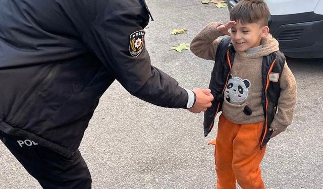 Yoldan geçen emniyet müdürünü gördü, asker selamıyla yürekleri ısıttı