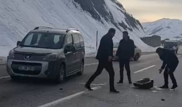 Yüksekova’da karayoluna düşen kaya parçaları sürücülere korku dolu anlar yaşattı