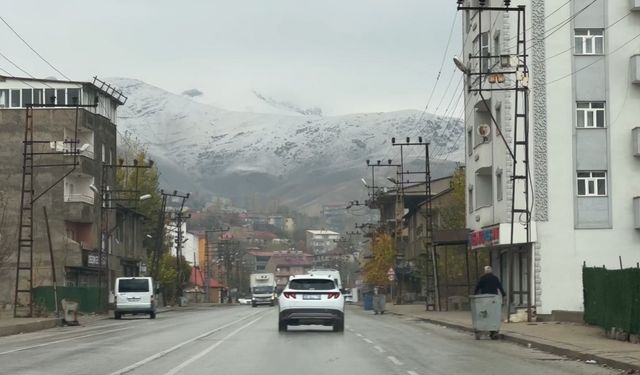 Yüksekova’nın etrafını çevreleyen dağlar beyaza büründü