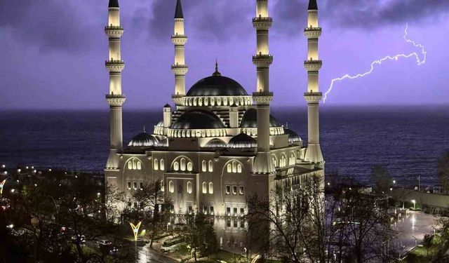 Zonguldak’ta şimşekler geceyi aydınlattı