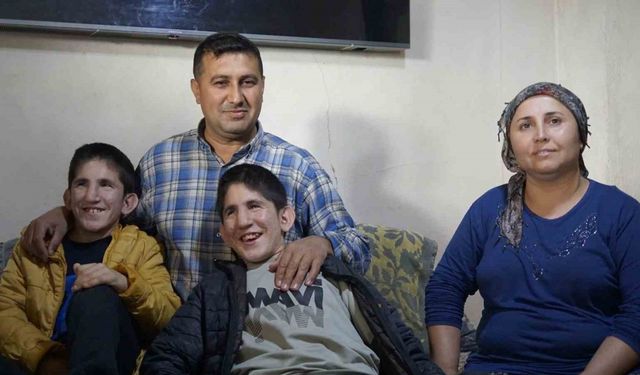 13 yaşındaki ikizler Kromozom 4q Delesyon Sendromu ile mücadele ediyor