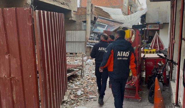 Ağır hasarlı binayı yıkarken molozların altında kaldı