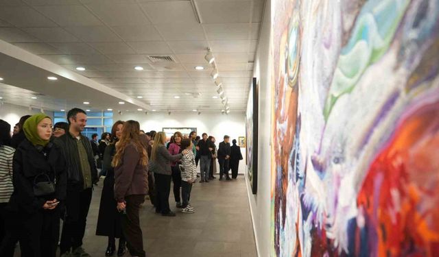 Akademisyenin 38 yıllık sanat yolculuğunu anlatan "38/50: Retro-Perspektif" sergisi