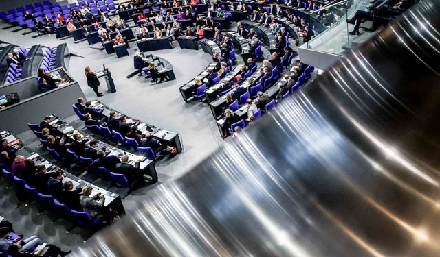 Almanya’da "Merz’e güvenoyu" niteliğindeki emeklilik reformu Federal Meclis’ten kıl payı geçti