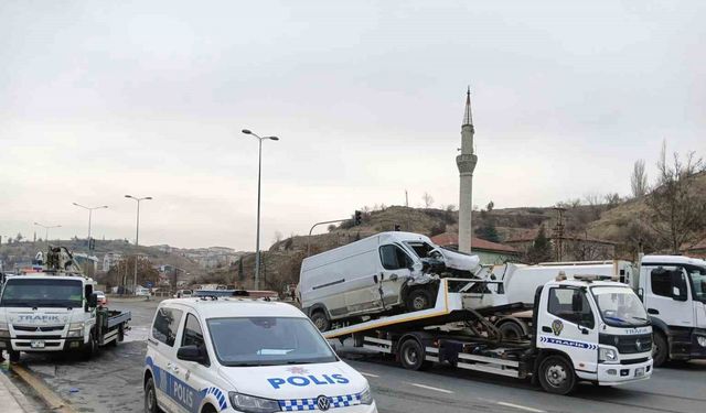 Ankara’da hafif ticari araç ile otomobil çarpıştı: 1 ölü, 3 yaralı