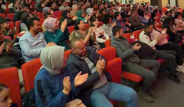 Ankara’da hem çocuklara hem yetişkinlere tiyatro gösterimi