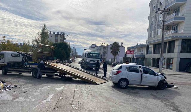 Antalya’da hafif ticari araç ile otomobil kavşakta çarpıştı: 4 yaralı