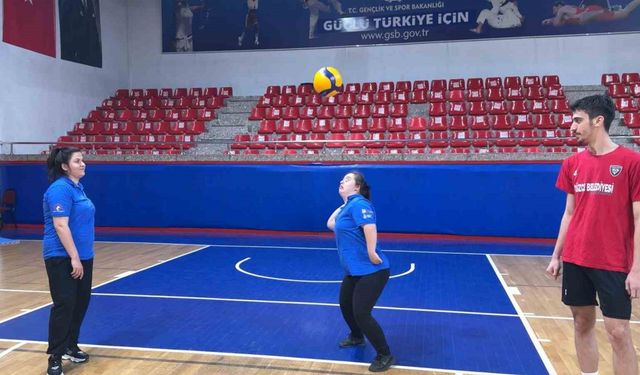 Antrenman izlemeye gelen özel bireyler kendilerini sahada buldular