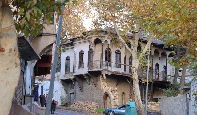 Asırlık tarihi evler restorasyon bekliyor