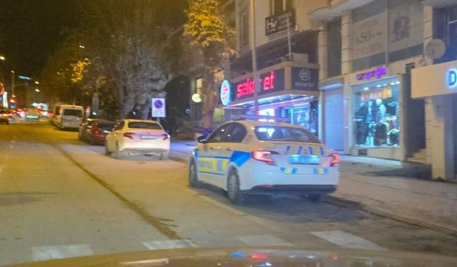 Bacağına saplanan bıçağı çıkartıp karşısındaki kişiyi ağır yaraladı