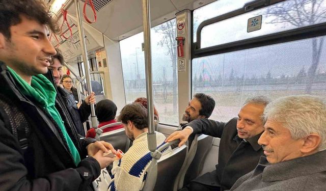 Başkan Yalçın meclis toplantısına tramvayla gitti