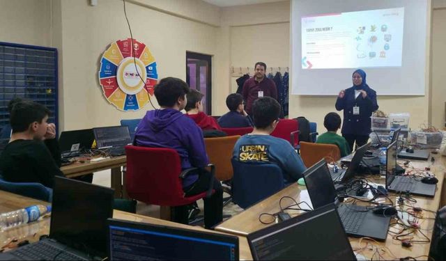 Bayburt’ta öğrencilere yapay zekanın işleyişi anlatılarak eğitim verildi