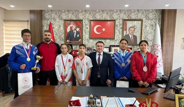 Bilecikli kick boks sporcularını makamında ağırladı
