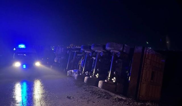 Bilecik’te devrilen tırın sürücüsü yaralandı