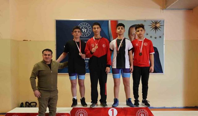 Bilecik’te güreşte gençlerden yoğun mücadele